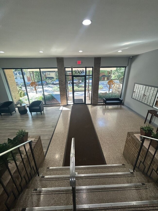 Building Photo - Fresh and Ready 1 + 1 All Utilities Included.