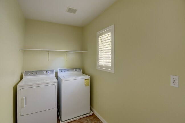 Foto del edificio - 1713 Bamboo Rain Ave