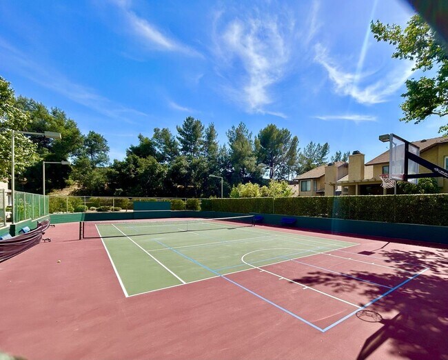 Building Photo - Beautiful 3 Bedroom 2.5 Bath Condo!