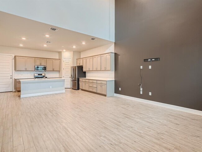 Building Photo - 2800 Sebring Cir