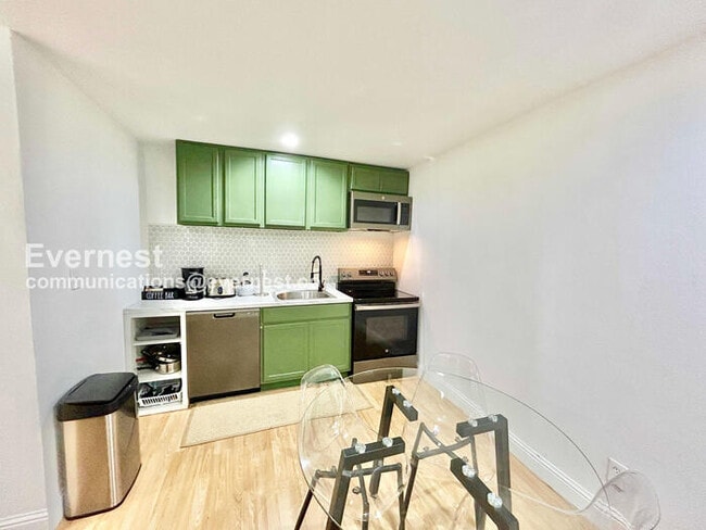 Building Photo - 8633 Westglen Dr