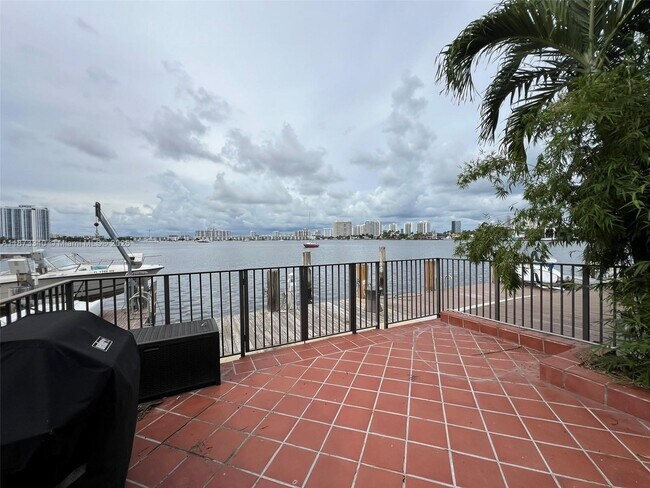 Foto del edificio - 2777 NE 165th Terrace