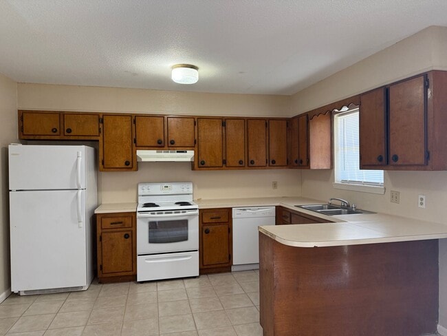 Building Photo - Great downstairs apartment close to it all