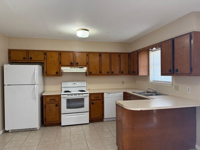 Foto del edificio - Great downstairs apartment close to it all