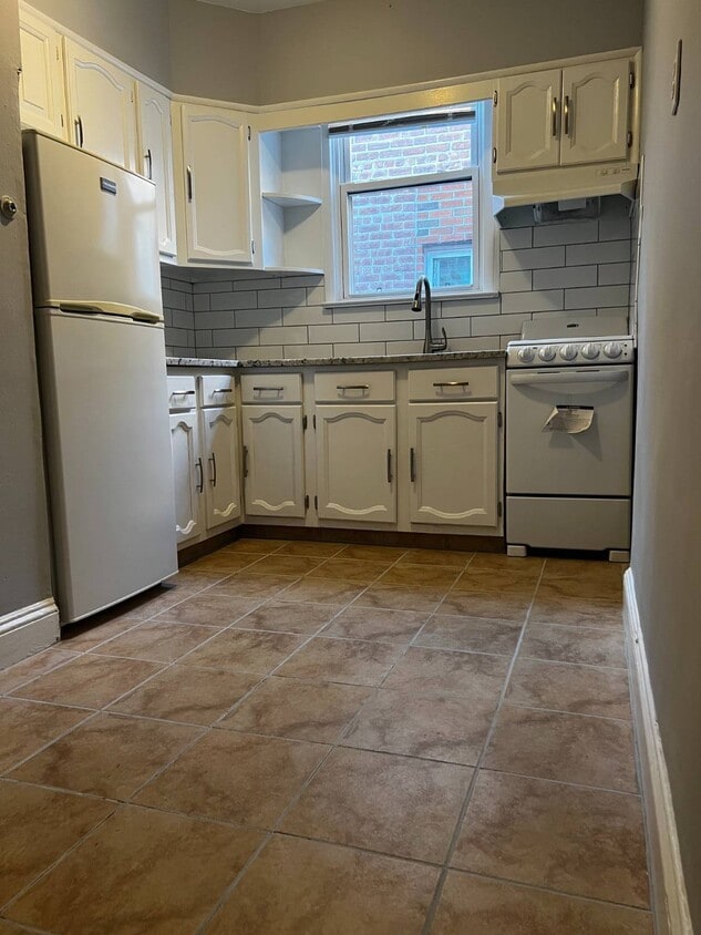 Primary Photo - 576 Warburton Ave