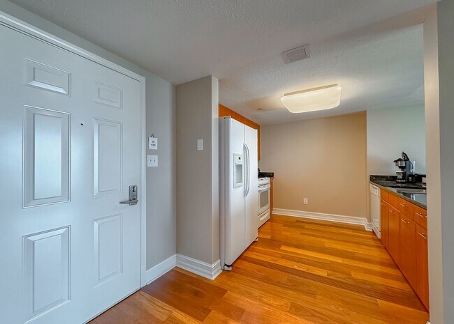 Building Photo - Luxury Condo Downtown