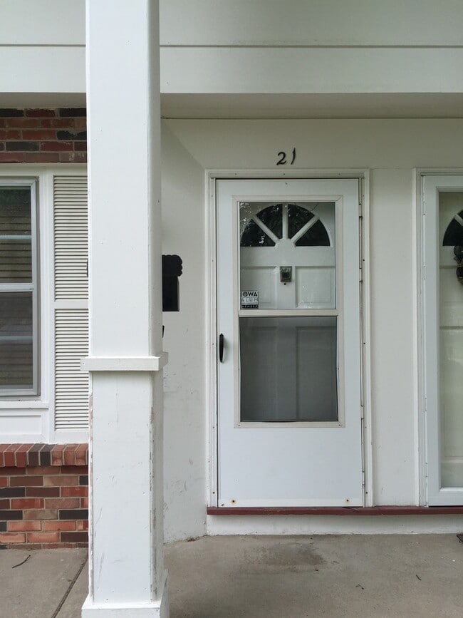 Building Photo - AVAILABLE NOW!!!!  Gorgeous 2 Bedroom, 1.2...