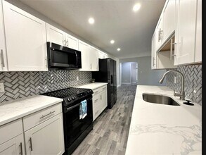 Building Photo - 3525 Sable Palm Ln