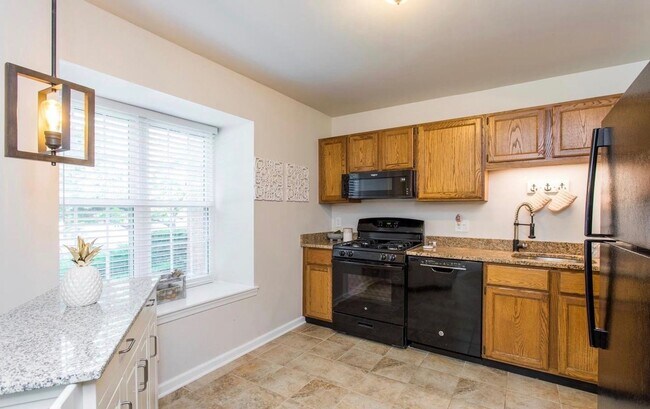 Foto del edificio - Beautiful updated 3-bedroom 1.5 bath townh...
