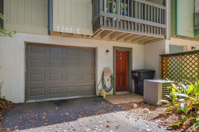Foto del edificio - Townhome with Garage Near the Parkway