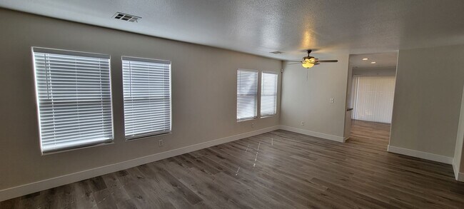 Building Photo - Executive 3 bedroom  Home. Single Story