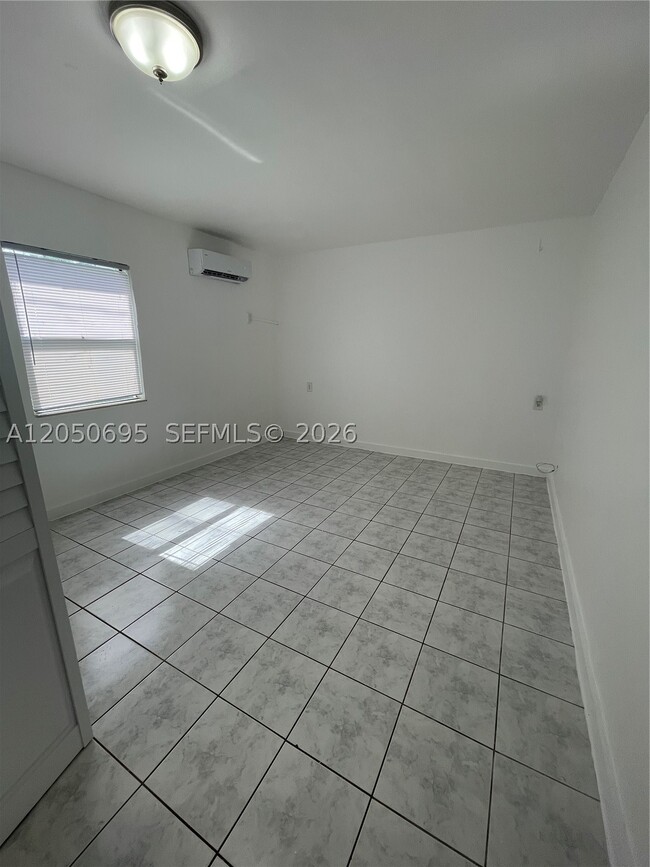 Foto del edificio - 1567 NE 110th St