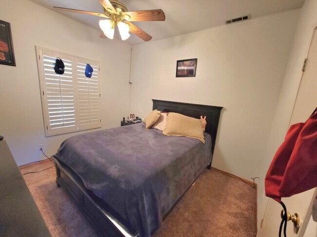 Foto del edificio - 5560 Barclay Ct