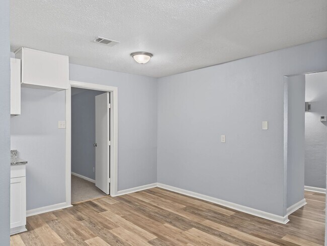 Building Photo - 5427 Willow Glen Dr
