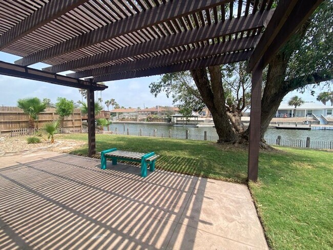 Foto del edificio - WATERFRONT HOME W/ FENCED YARD