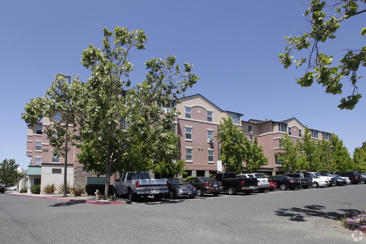 Foto del edificio - Strobridge Court Apartments