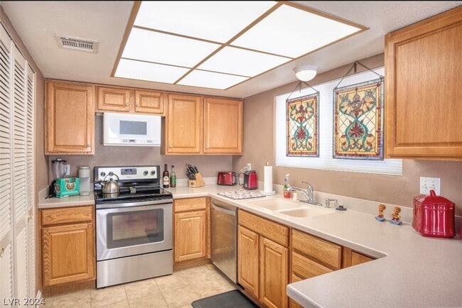 Building Photo - Fully furnished!