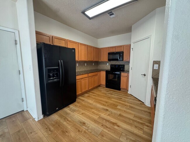 Building Photo - Presidio 3 Bed!