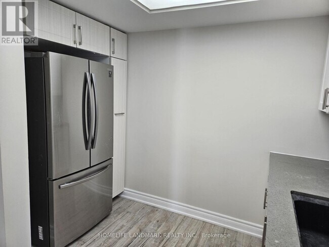 Photo du bâtiment - 2460 Eglinton Ave E