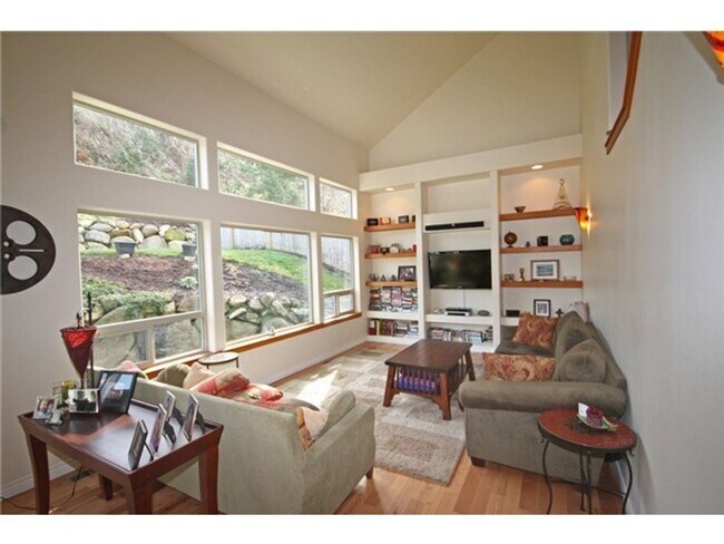 Building Photo - Amazing 3 Bedroom Galbraith Craftsman