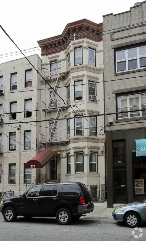 Building Photo - 213 48th St