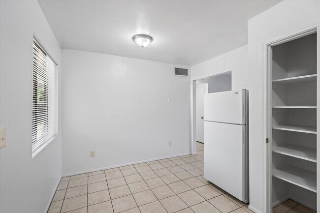 Building Photo - 3010 N Sparkman Blvd