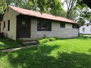 Building Photo - 3823 S Lasalle St