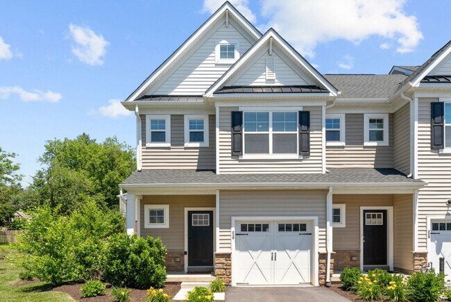 Building Photo - Elegant 3-Bedroom Home in Isaac Court. Available the Second Week of October!