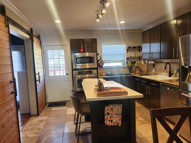 Foto del edificio - 115 Field Crest Dr