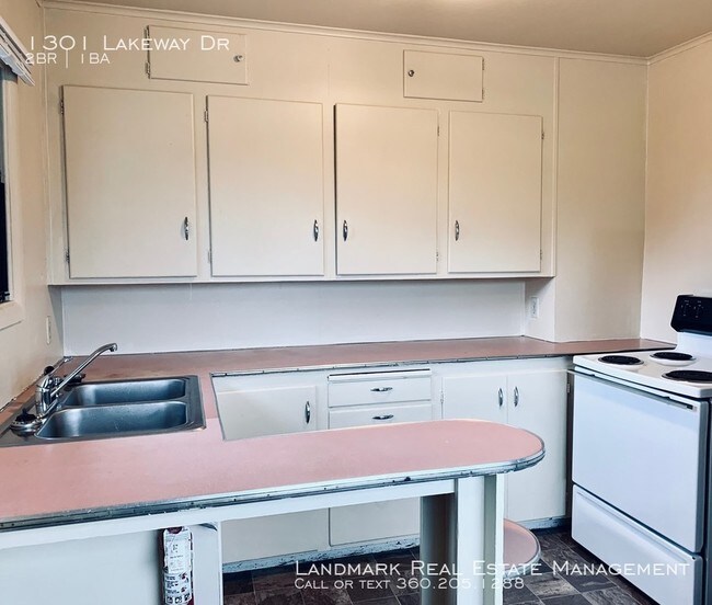 Building Photo - 1301 Lakeway Dr