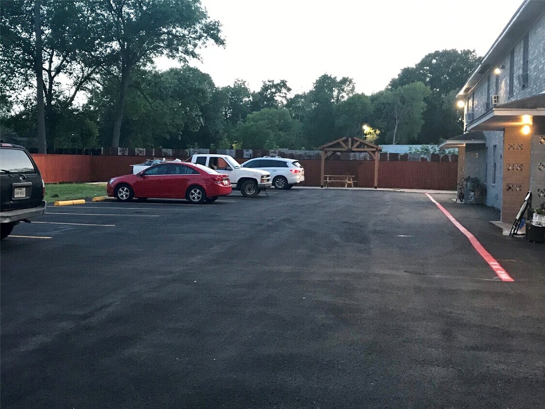 Primary Photo - 8717 Spaulding St