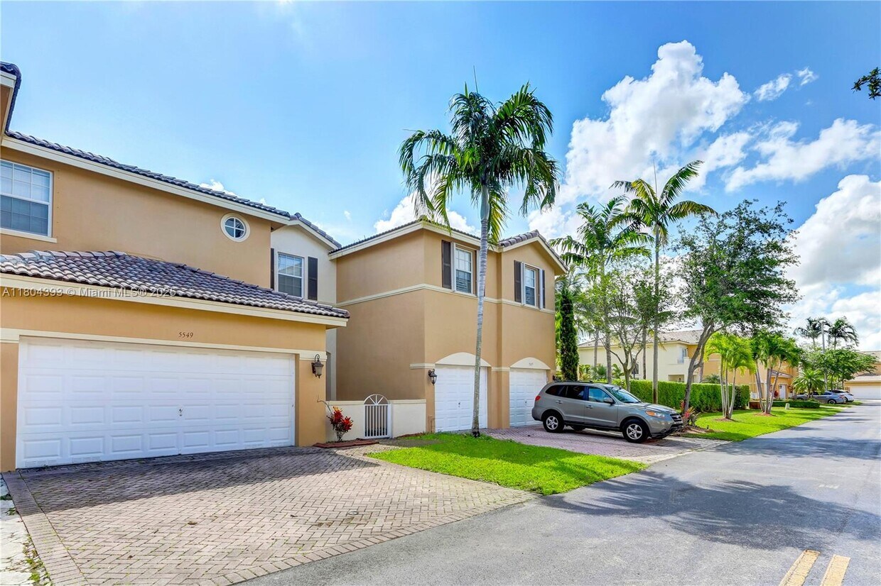 Foto principal - 5549 NW 113th Ct