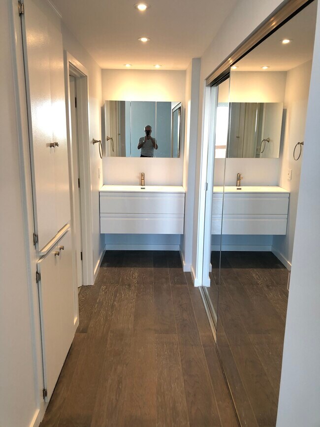 Dressing Area between bedroom and bathroom - 321 S San Vicente Blvd
