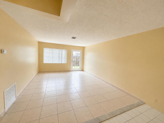 Building Photo - 4125 Woodside Dr