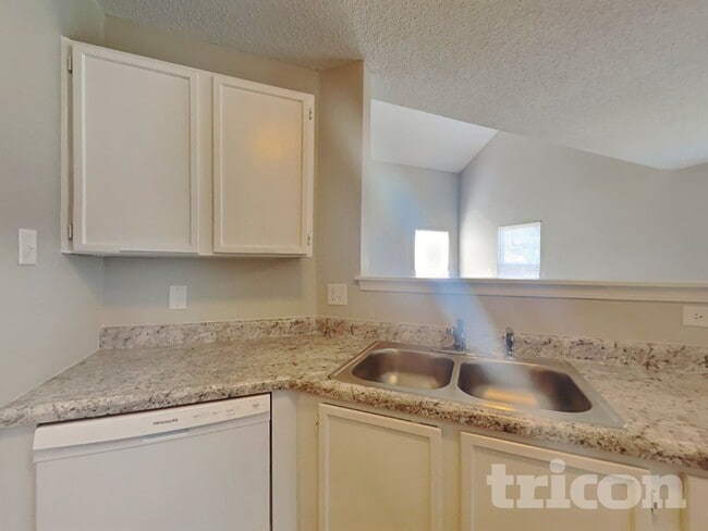 Foto del edificio - 4518 Redcliff S Ln