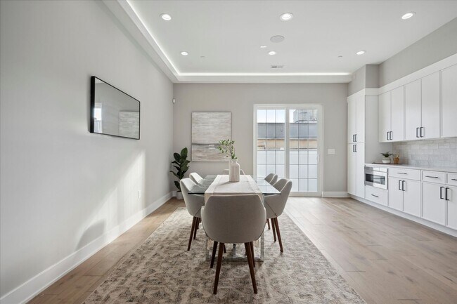 Foto del edificio - Stunning 4BR/4BA Townhome w/ Two Car Parking!