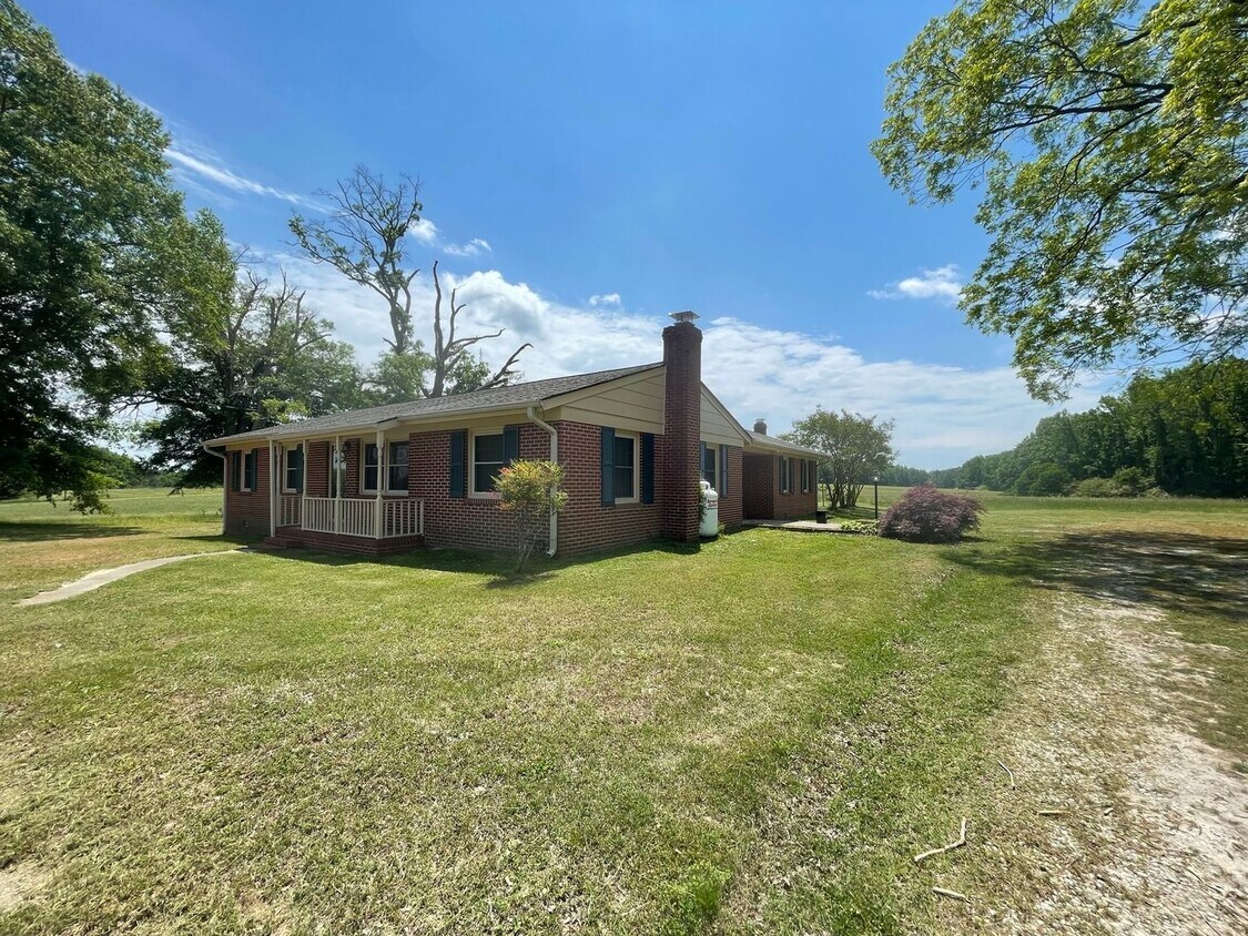Foto principal - Large Furnished Rancher that Includes Lawn...