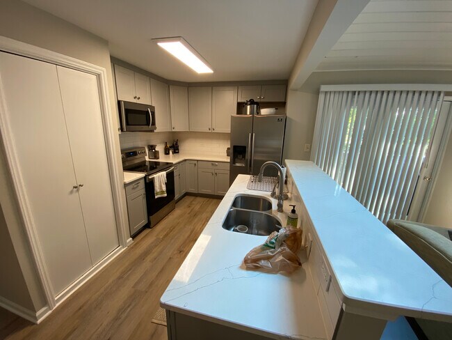 Building Photo - Room in Single Family Home on Old Farm Rd