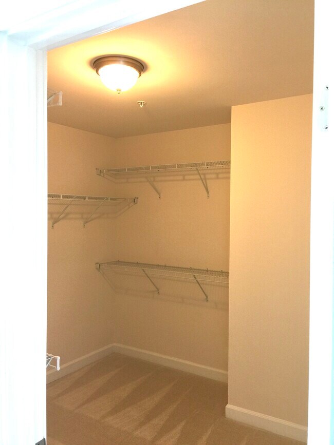 Vestidor - 5473 Stream Bank Ln