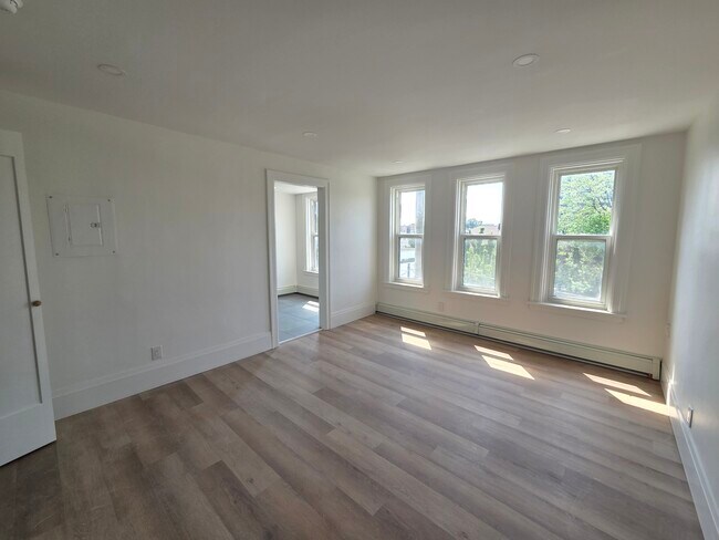 Building Photo - Recently Renovated 1 Bedroom / 1 Bathroom Apartment!