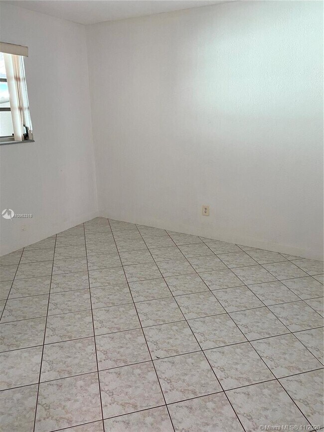 Building Photo - 1810 Gardenia Rd