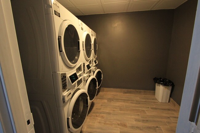 Foto del edificio - 425 S Franklin St