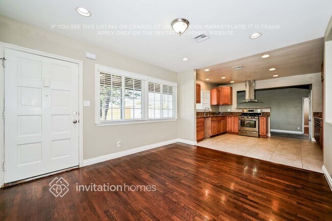 Foto del edificio - 7800 Radford Ave