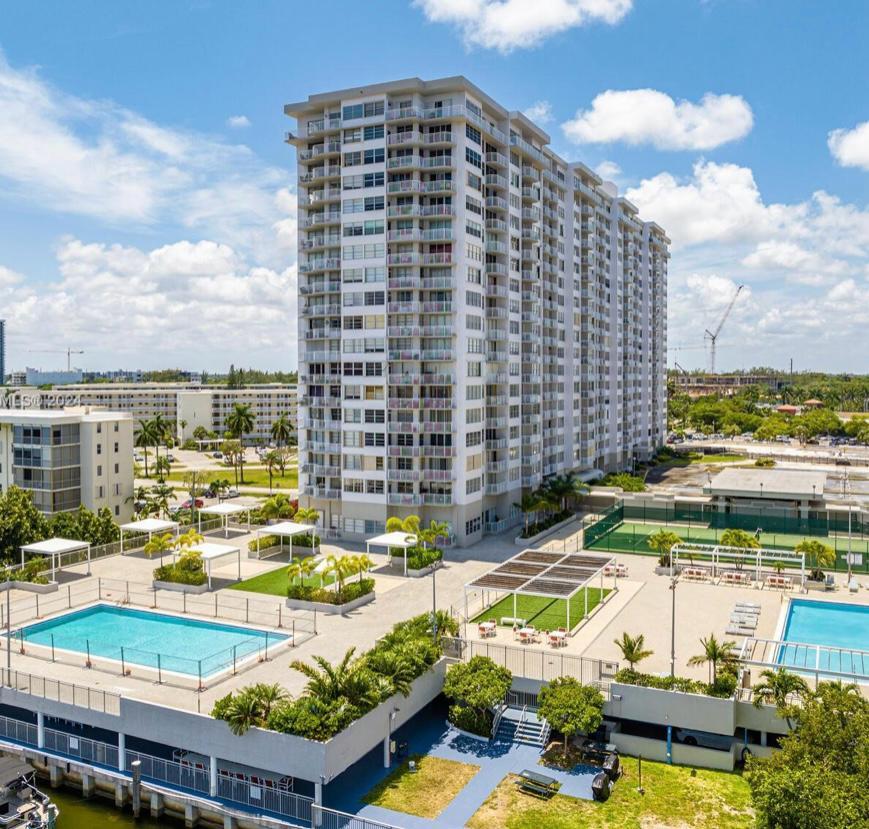 Foto principal - 18041 Biscayne Blvd