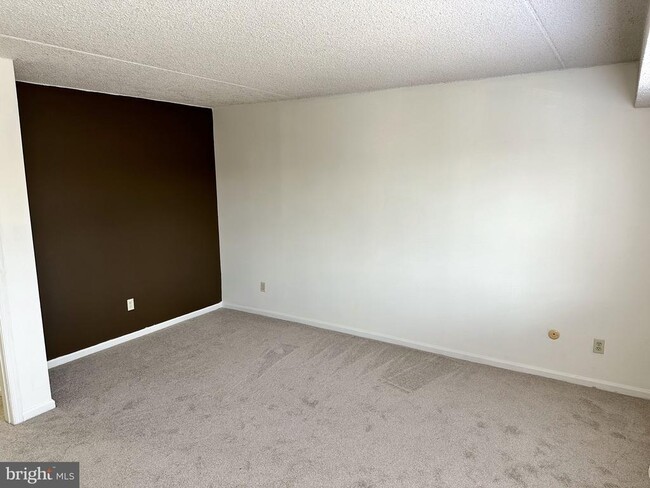 Building Photo - 63 Hermitage Dr
