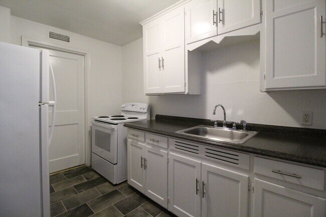 Foto del edificio - February FREE On This 1 Bedroom 1 Bath Duplex in Navy Hill Area in Olathe