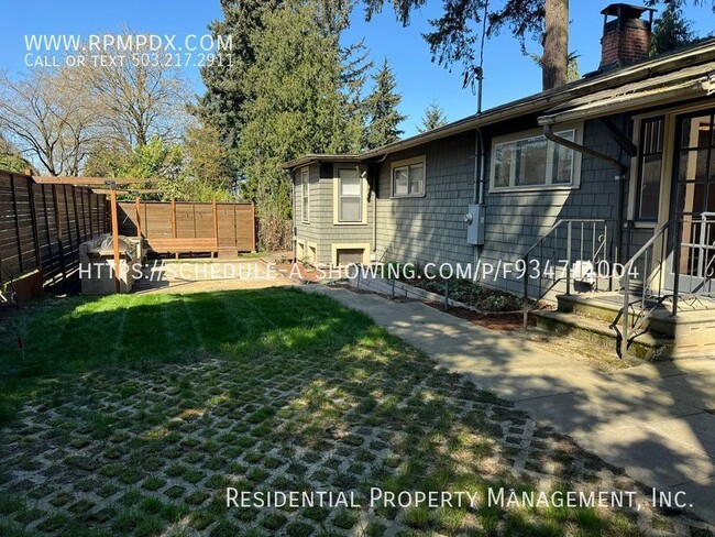 Building Photo - 1924 NE Portland Bungalow Located on a 1/4...