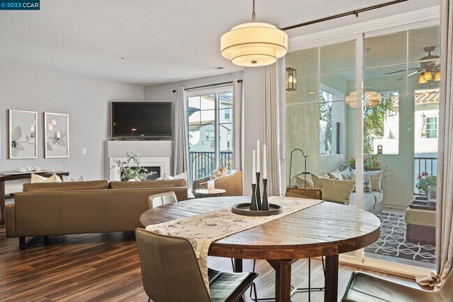 Sala de estar - 4323 Clarinbridge Cir