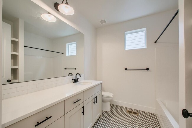 Building Photo - Meticulously Maintained Nampa Home!