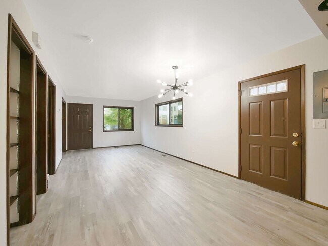 Foto del edificio - 2 Beds and 1 Bath Exceptional Single-famil...